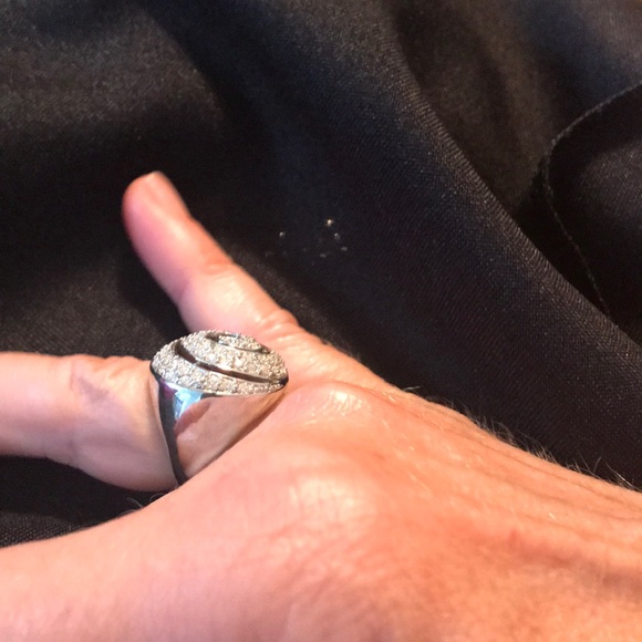 Gorgeous ring - Picture 3 of 4